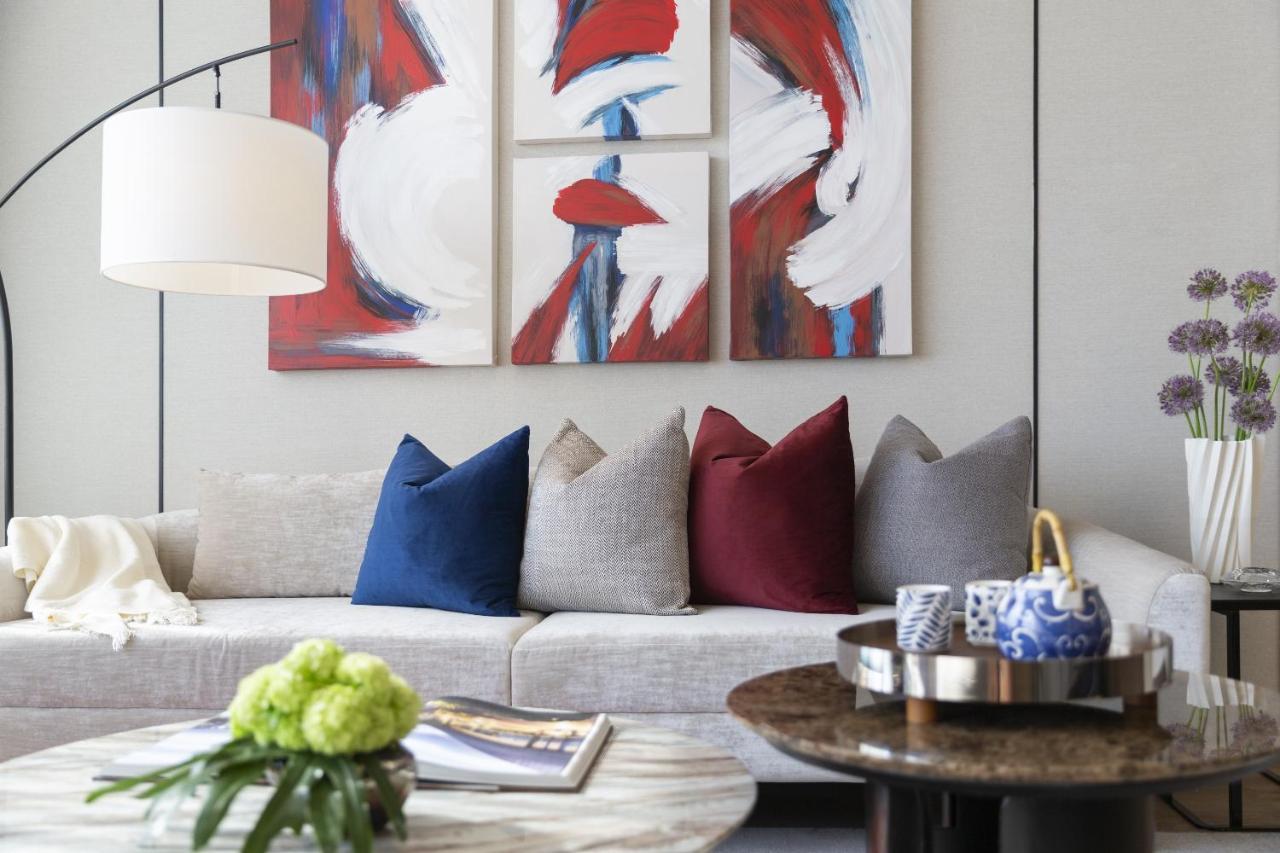 Ascott Embassy Sathorn Bangkok Hotel Екстериор снимка A living room with a sofa and a coffee table