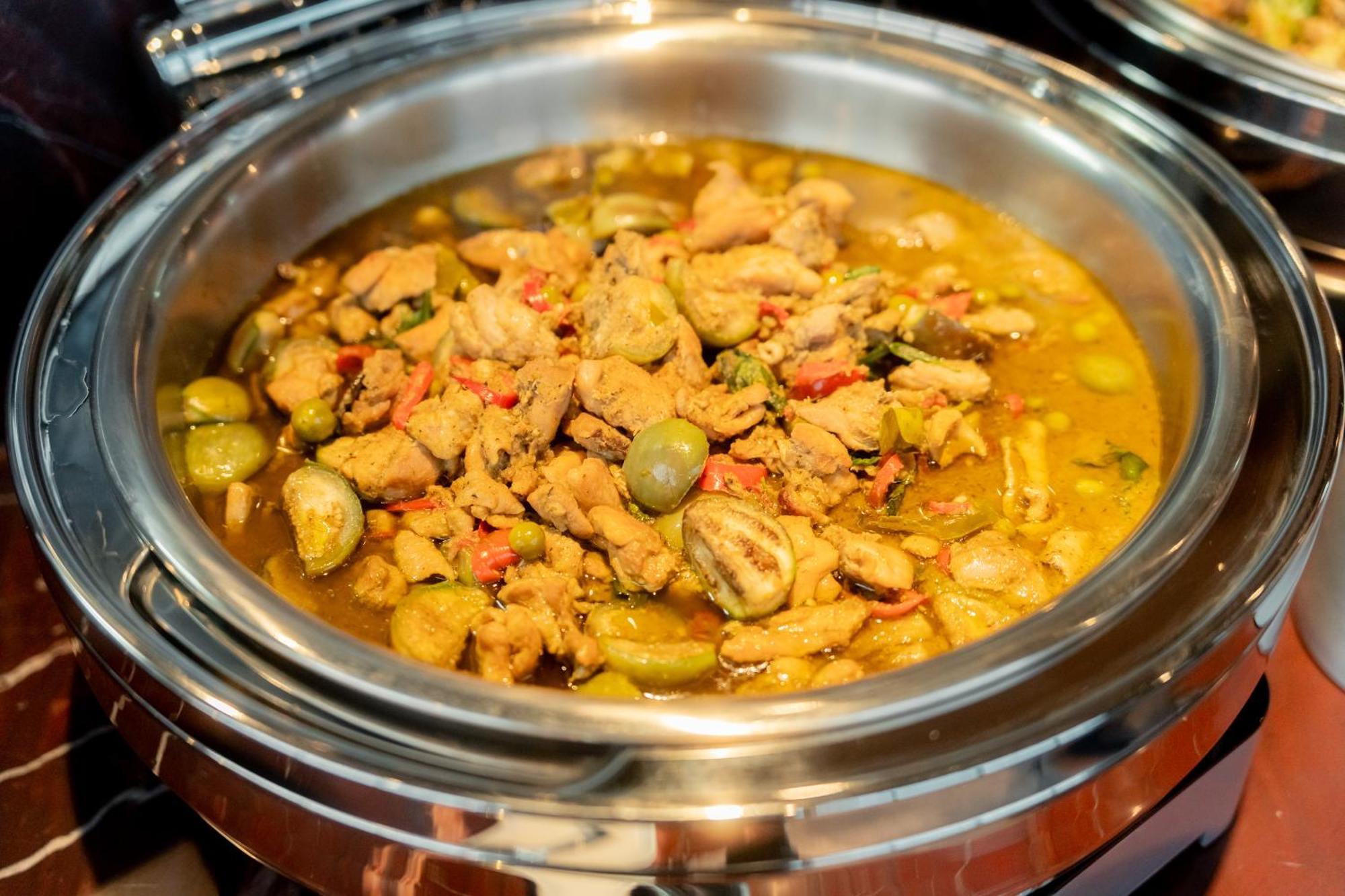 Ascott Embassy Sathorn Bangkok Hotel Екстериор снимка A chafing dish