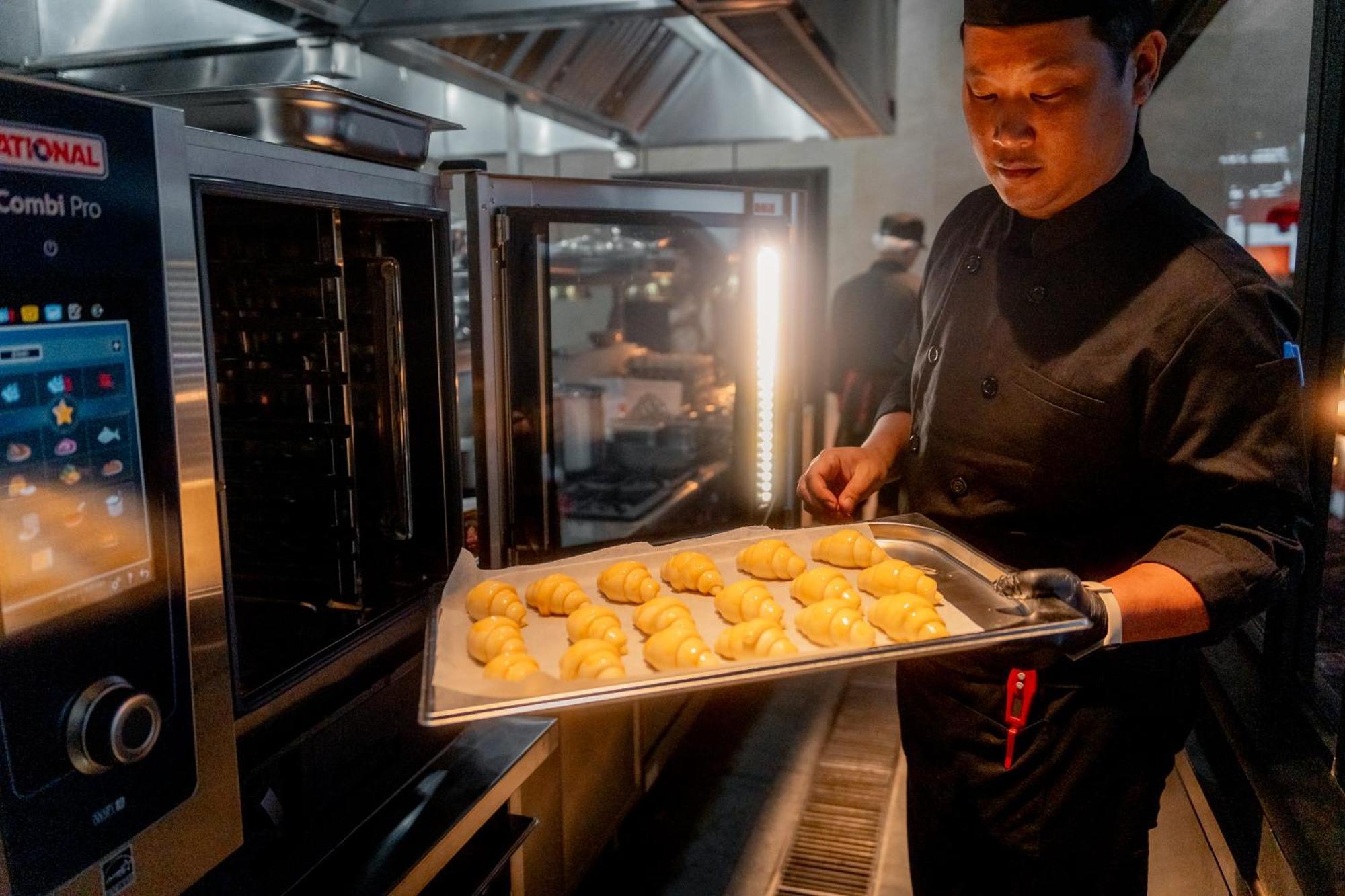 Ascott Embassy Sathorn Bangkok Hotel Екстериор снимка A sous chef at work