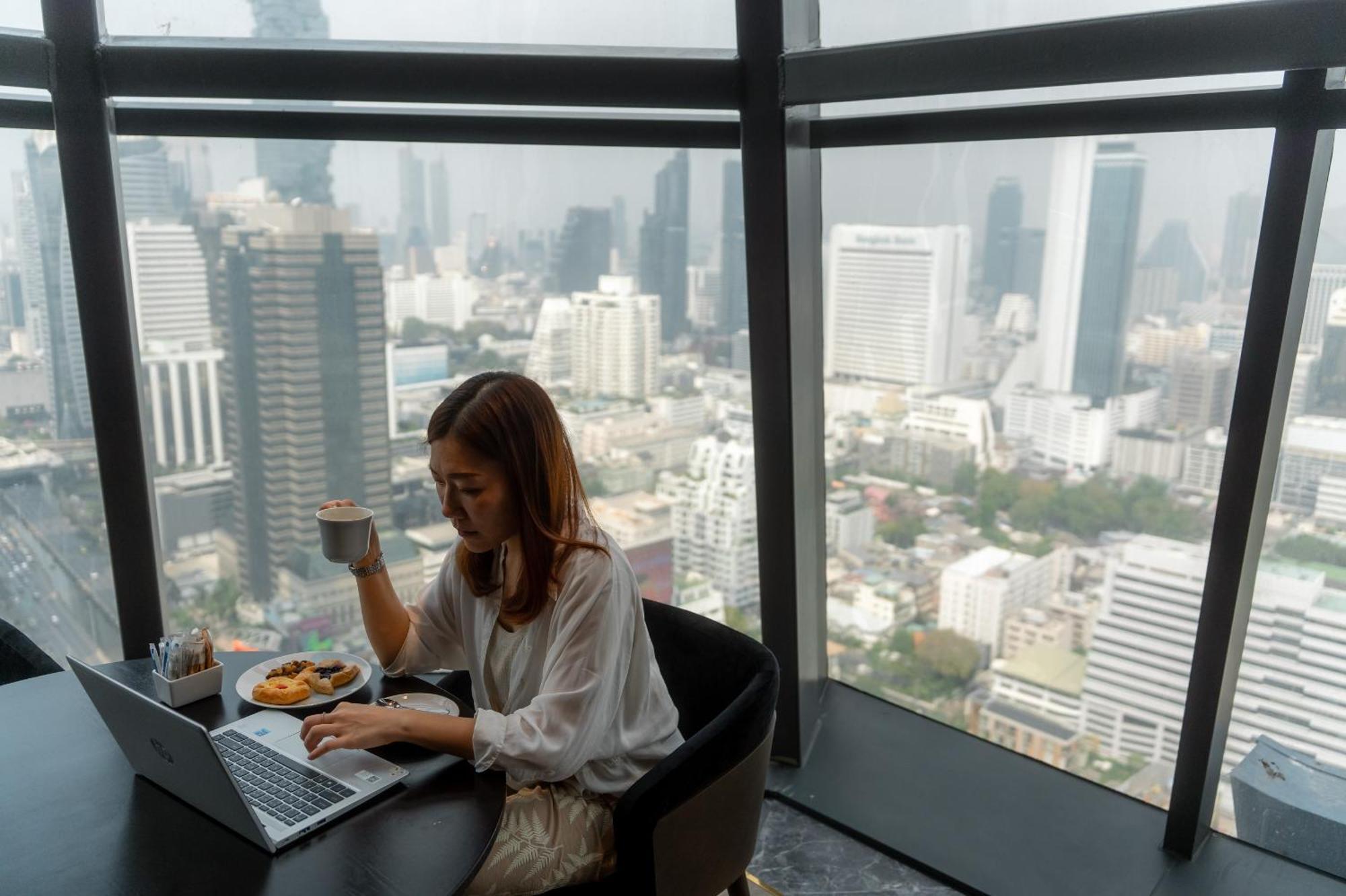 Ascott Embassy Sathorn Bangkok Hotel Екстериор снимка A woman working in Bangkok