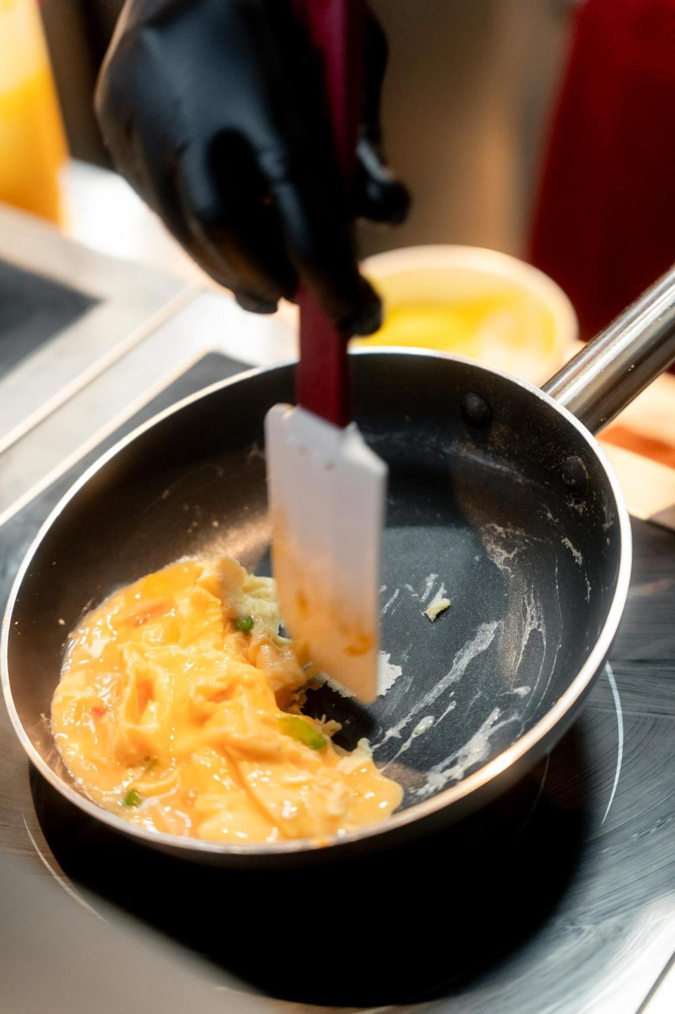 Ascott Embassy Sathorn Bangkok Hotel Екстериор снимка Preparation of an omelette