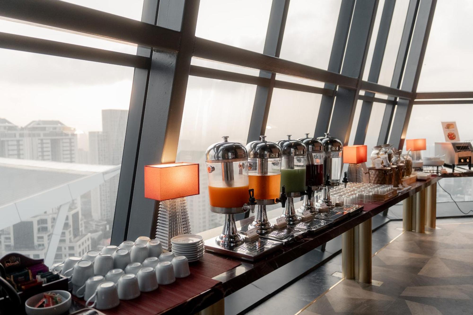 Ascott Embassy Sathorn Bangkok Hotel Екстериор снимка The bar at the 83rd floor