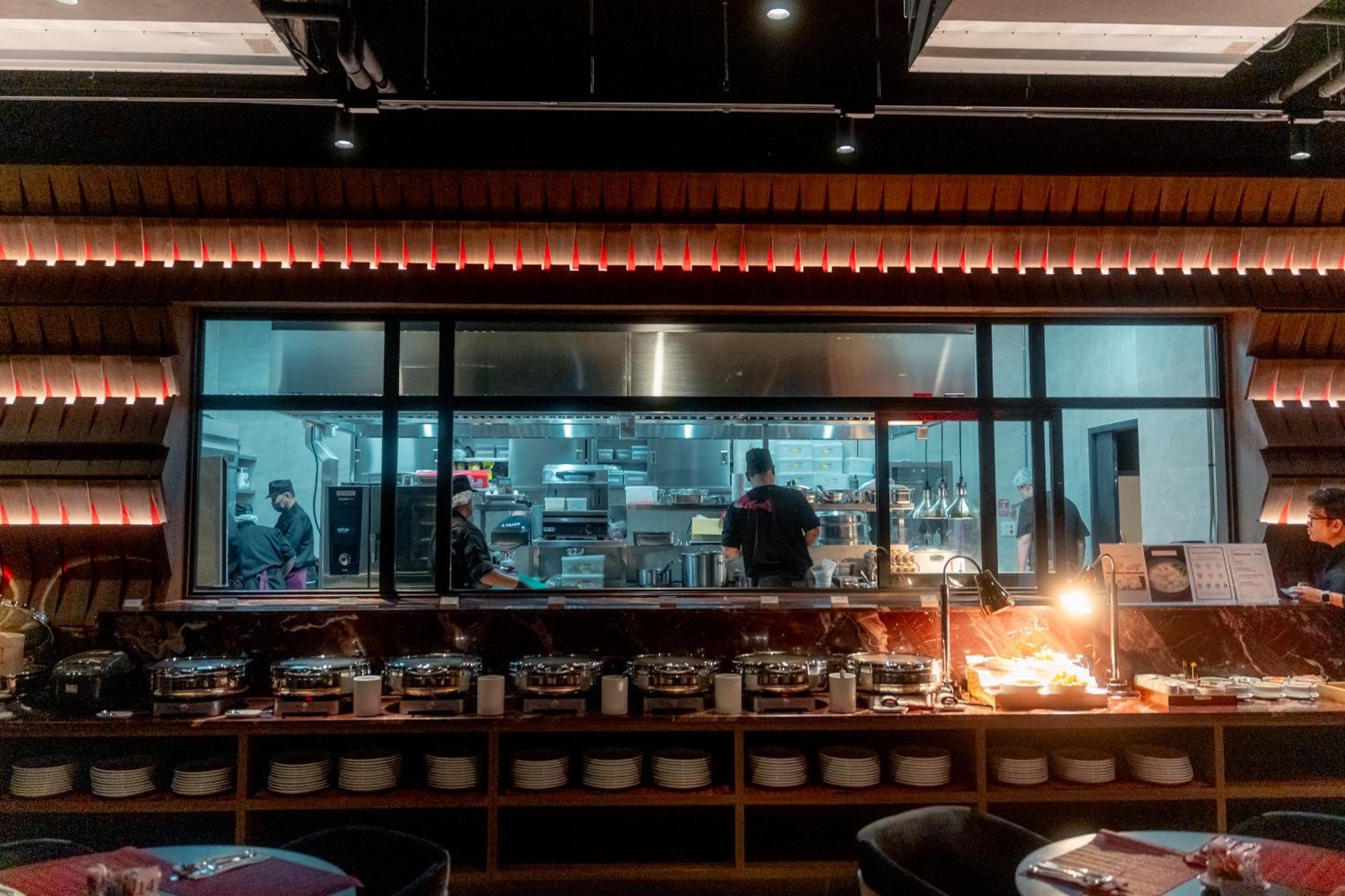 Ascott Embassy Sathorn Bangkok Hotel Екстериор снимка The open kitchen at the restaurant