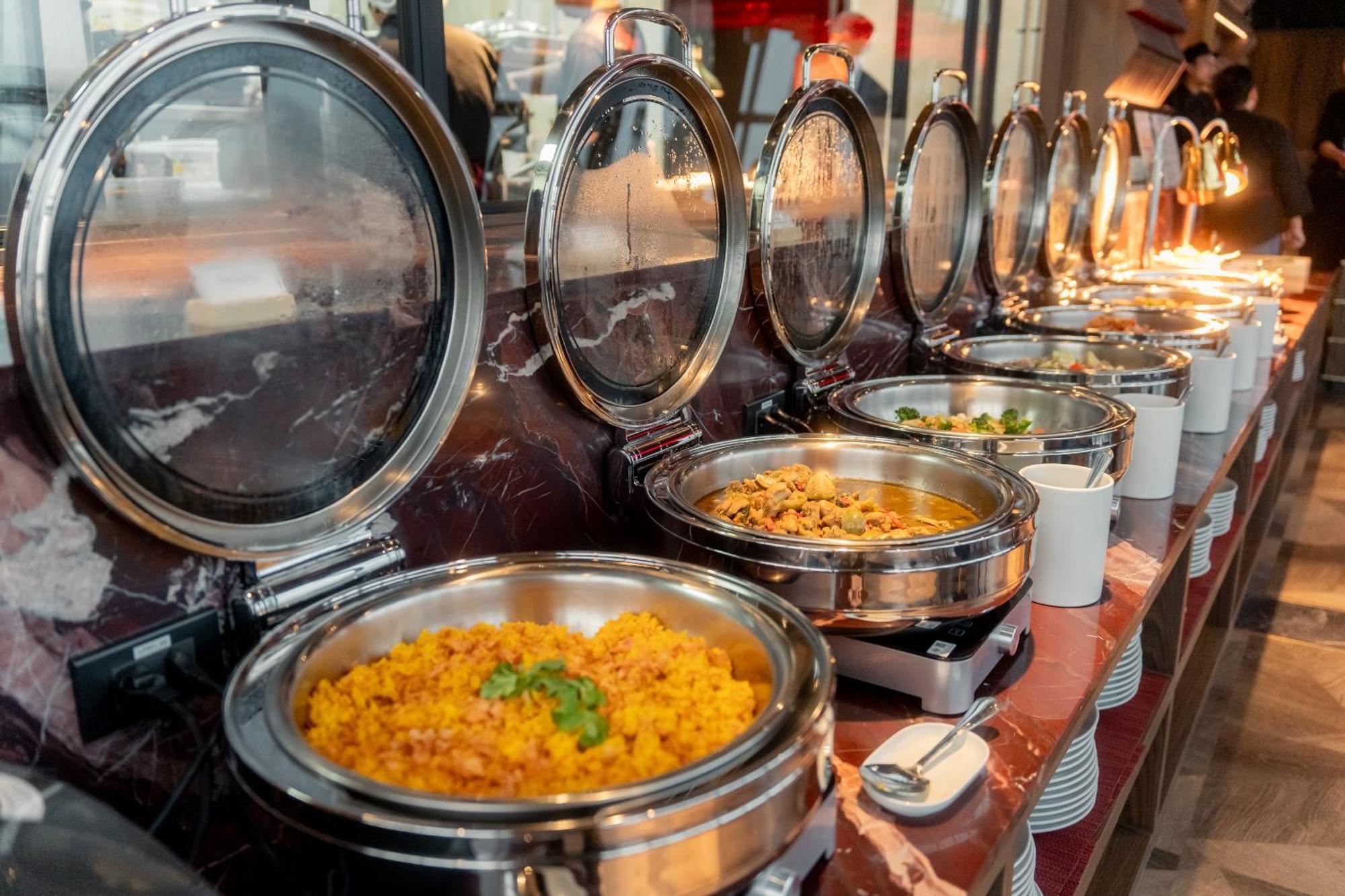 Ascott Embassy Sathorn Bangkok Hotel Екстериор снимка A chafing dish buffet