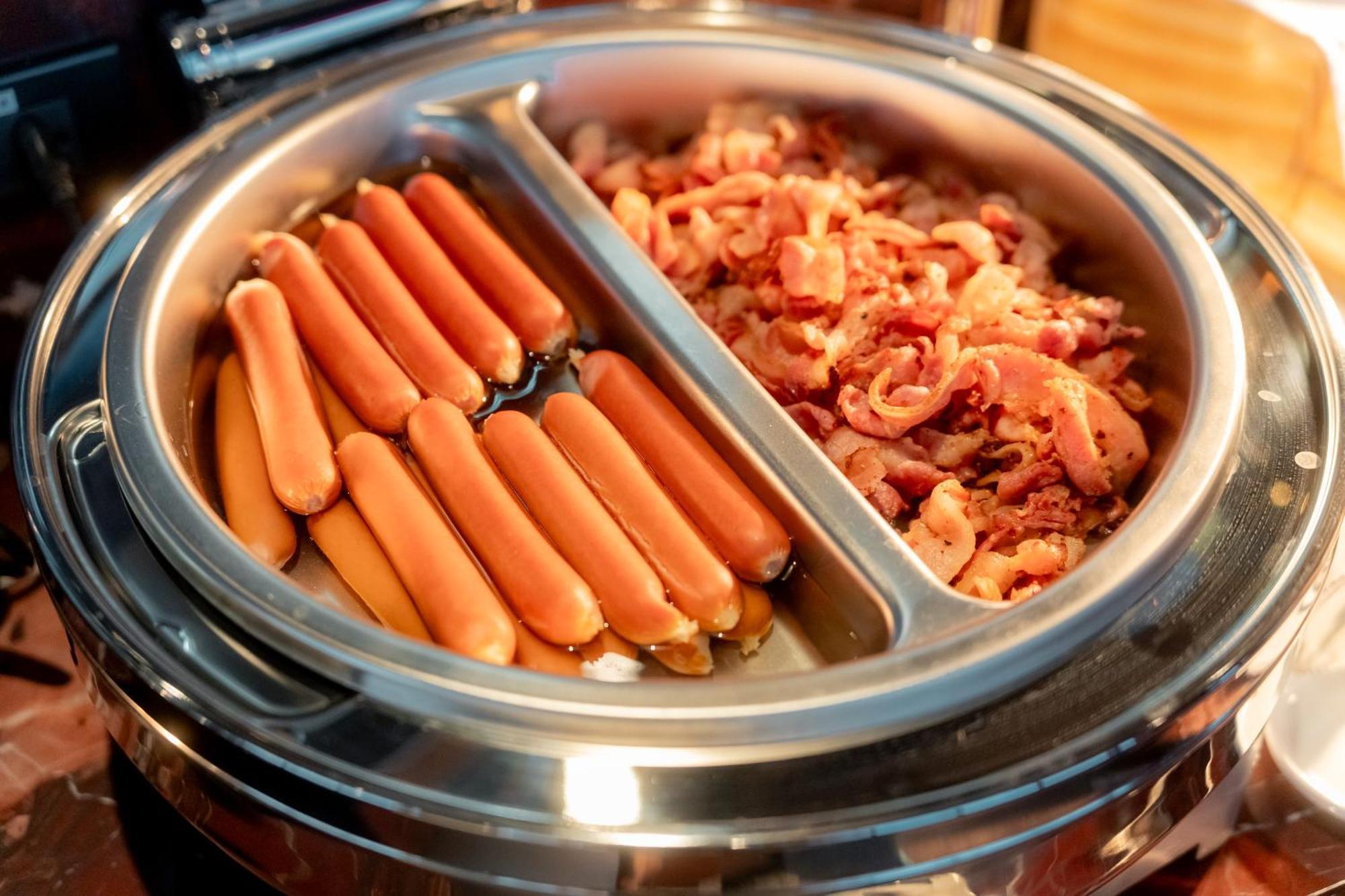 Ascott Embassy Sathorn Bangkok Hotel Екстериор снимка A chafing dish with two compartments