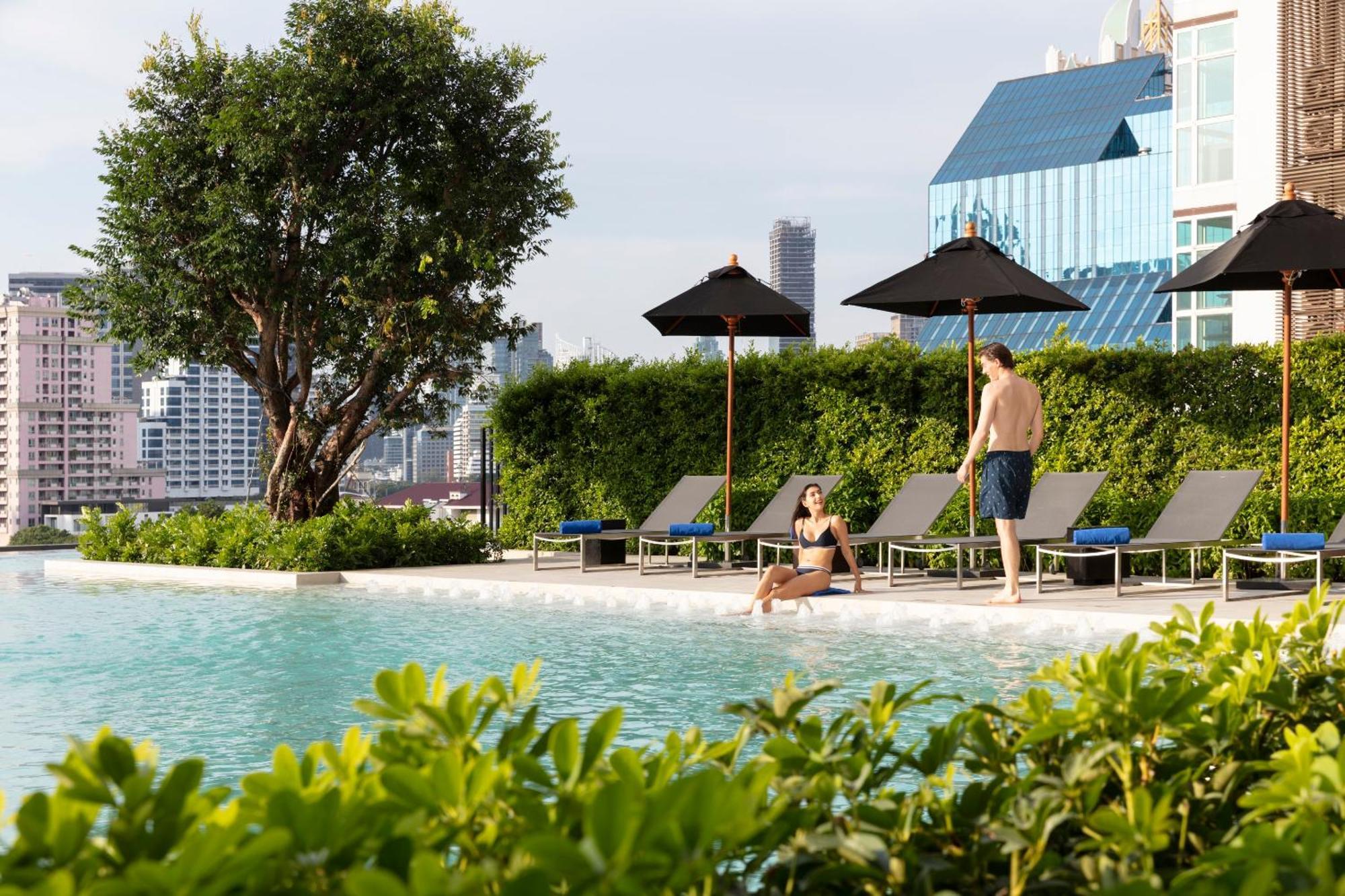 Ascott Embassy Sathorn Bangkok Hotel Екстериор снимка The swimming pool at the hotel